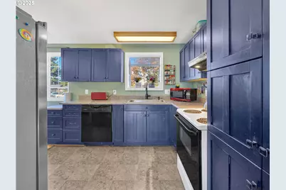 19130 NE Wasco Ct, Portland, OR 97230 - Photo 9