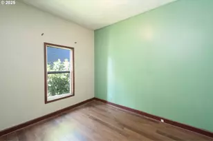 10035 N Calhoun Ave, Portland, OR 97203 - Photo 9