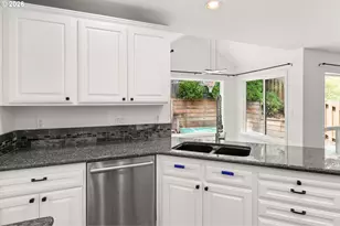 12241 SW 18th Ave, Portland, OR 97219 - Photo 9