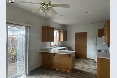 1880 Lake Cove Ave, Eugene, OR 97408 - Photo 13