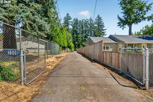 2008 SE 143rd Ave, Portland, OR 97233 - Photo 3