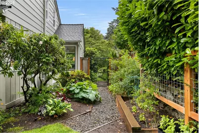 8108 SW 9th Ave, Portland, OR 97219 - Photo 39