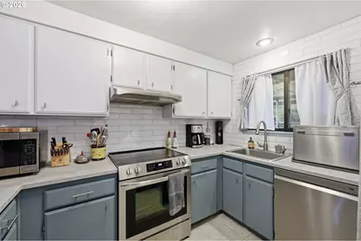 422 Stonewood Dr, Eugene, OR 97405 - Photo 3