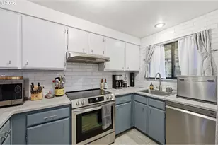 422 Stonewood Dr, Eugene, OR 97405 - Photo 3