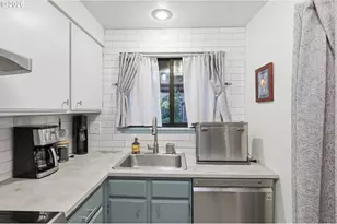 422 Stonewood Dr, Eugene, OR 97405 - Photo 5