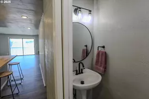 11 NW Mountain View Dr, Roseburg, OR 97471 - Photo 15