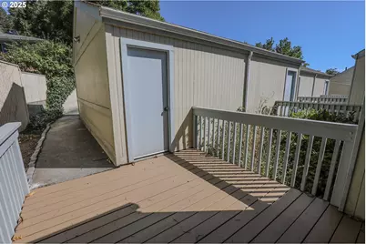 11 NW Mountain View Dr, Roseburg, OR 97471 - Photo 33