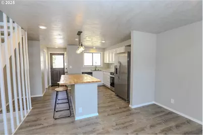 11 NW Mountain View Dr, Roseburg, OR 97471 - Photo 7