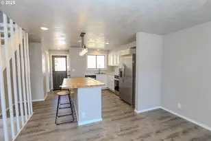 11 NW Mountain View Dr, Roseburg, OR 97471 - Photo 7