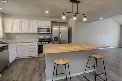 11 NW Mountain View Dr, Roseburg, OR 97471 - Photo 11