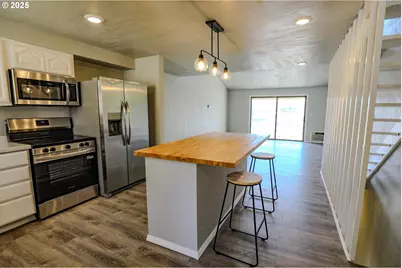 11 NW Mountain View Dr, Roseburg, OR 97471 - Photo 9