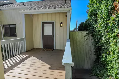 11 NW Mountain View Dr, Roseburg, OR 97471 - Photo 3