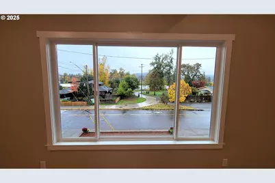 552 W D St, Springfield, OR 97477 - Photo 7