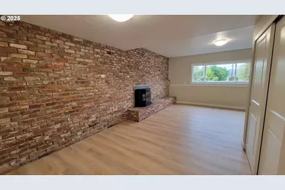 552 W D St, Springfield, OR 97477 - Photo 17