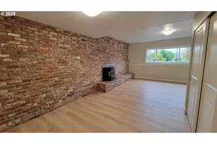 552 W D St, Springfield, OR 97477 - Photo 17