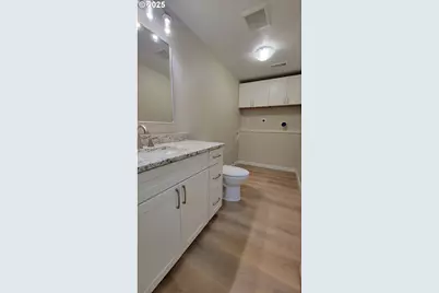 552 W D St, Springfield, OR 97477 - Photo 19