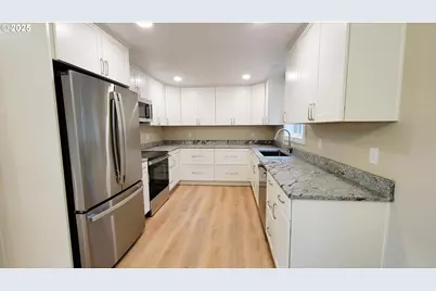 552 W D St, Springfield, OR 97477 - Photo 9