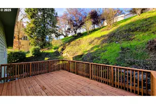 552 W D St, Springfield, OR 97477 - Photo 23