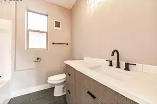 2885 NE Couch St, Portland, OR 97232 - Photo 17