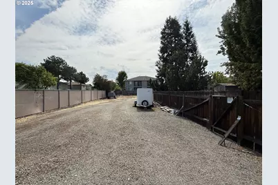 2076 Roberts Rd, Medford, OR 97504 - Photo 7