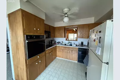 2076 Roberts Rd, Medford, OR 97504 - Photo 13