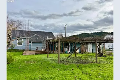 196 NE Flagg St, Roseburg, OR 97470 - Photo 5