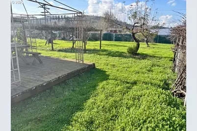 196 NE Flagg St, Roseburg, OR 97470 - Photo 25