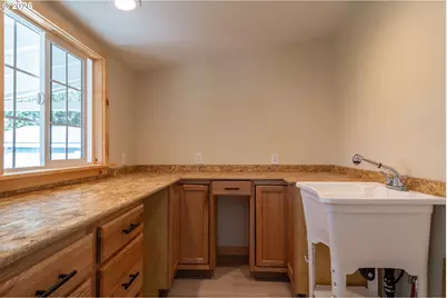760 W Hickory St, Roseburg, OR 97471 - Photo 31