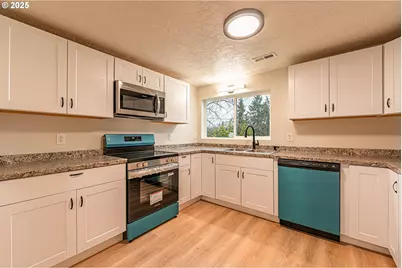 225 21st Ave, Sweet Home, OR 97386 - Photo 9