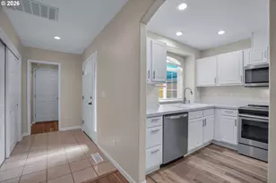 811 NW Meadows Dr, McMinnville, OR 97128 - Photo 9