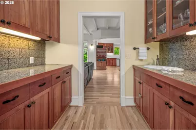 10007 NW Thompson Rd, Portland, OR 97229 - Photo 9