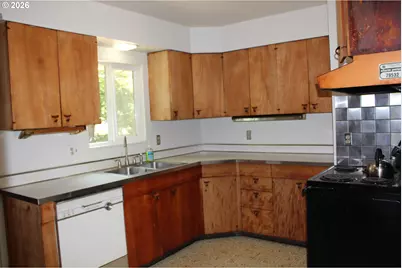 7131 NE Roselawn St, Portland, OR 97218 - Photo 5