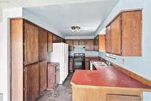 1499 NE Hillcrest Dr, Grants Pass, OR 97526 - Photo 11