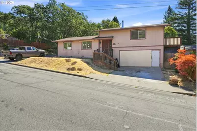 1499 NE Hillcrest Dr, Grants Pass, OR 97526 - Photo 1