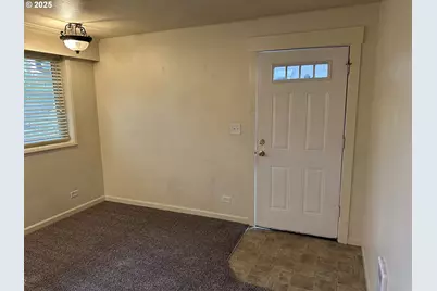 2046 W 14th Pl, Eugene, OR 97402 - Photo 9