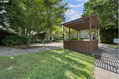 2046 W 14th Pl, Eugene, OR 97402 - Photo 23