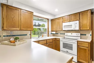 15245 SE Market Ct, Portland, OR 97233 - Photo 9