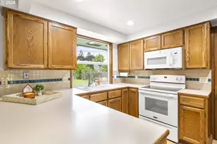 15245 SE Market Ct, Portland, OR 97233 - Photo 9