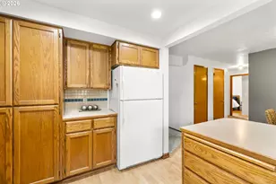 15245 SE Market Ct, Portland, OR 97233 - Photo 11