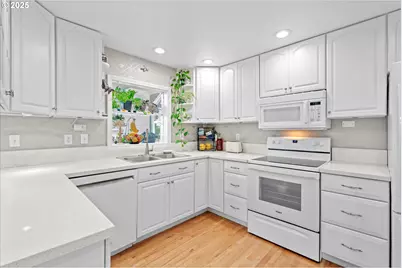 12020 SW Burlheights St, Portland, OR 97223 - Photo 9