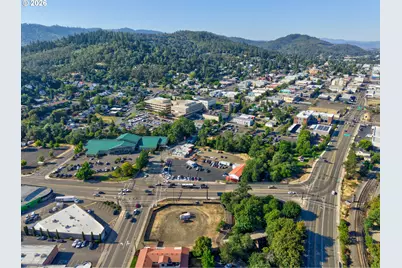 328 NE Winchester St, Roseburg, OR 97470 - Photo 29