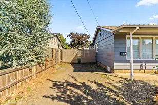 830 S 7th St, Cottage Grove, OR 97424 - Photo 3