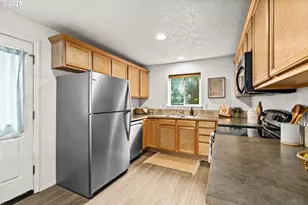 3031 Hummingbird Ln, Eugene, OR 97405 - Photo 13