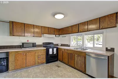 107 Guinevere Ct, Castle Rock, WA 98611 - Photo 5