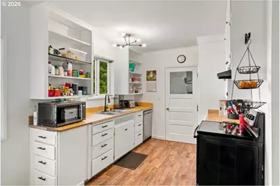 90 E B St, Halsey, OR 97348 - Photo 11