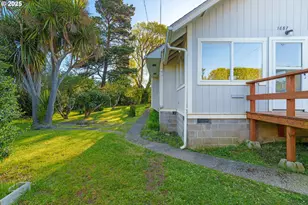 1887 Madrona St, North Bend, OR 97459 - Photo 5