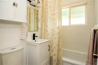 10910 NE Hancock St, Portland, OR 97220 - Photo 33