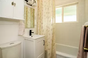 10910 NE Hancock St, Portland, OR 97220 - Photo 33