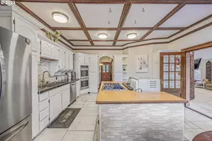 4224 SW Melville Ave, Portland, OR 97239 - Photo 9