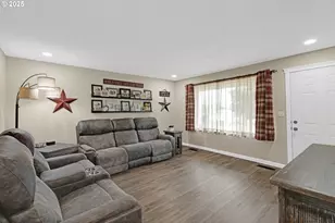 1010 W Luellen Dr, Roseburg, OR 97471 - Photo 11